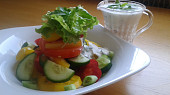 Zeleninový salát s kefírovou zálivkou