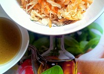 Zelný salát s mrkví a medovou zálivkou