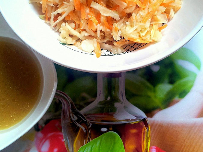 Zelný salát s mrkví a medovou zálivkou