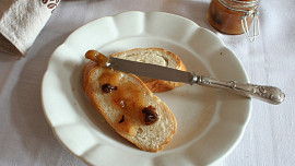 Zimní hrušková marmeláda se sušenými švestkami