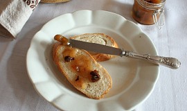 Zimní hrušková marmeláda se sušenými švestkami