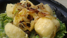 Bramborovo-brynzové plněné knedlíky