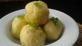 Bramborovo-brynzové plněné knedlíky