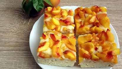 Bublanina s broskvemi bez lepku, mléka a vajec