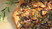 Cibulový pizza chléb s rozmarýnem a modrým sýrem