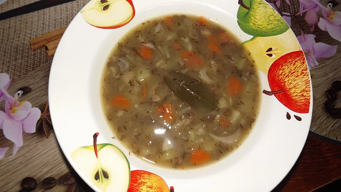 Čočková polévka nakyselo se zeleninou a hlívou