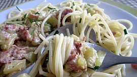 Cuketa se šunkou a parmezánem se špagetami