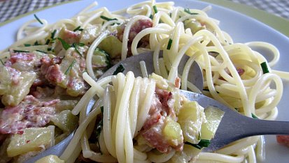 Cuketa se šunkou a parmezánem se špagetami