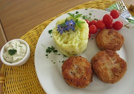 Cuketovo-šunkové medailonky se  šťouchanými bramborami a tatarkou