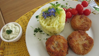 Cuketovo-šunkové medailonky se  šťouchanými bramborami a tatarkou
