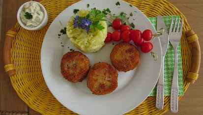 Cuketovo-šunkové medailonky se  šťouchanými bramborami a tatarkou