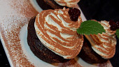Cupcake z černého piva s brusinkami a čokoládou