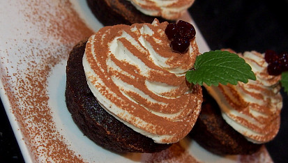 Cupcake z černého piva s brusinkami a čokoládou