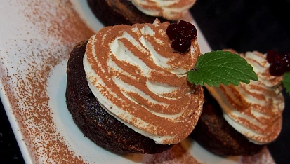 Cupcake z černého piva s brusinkami a čokoládou