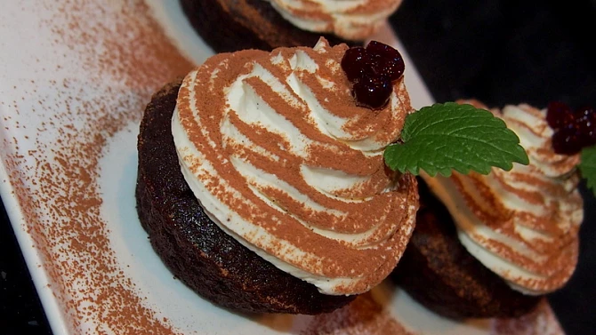 Cupcake z černého piva s brusinkami a čokoládou