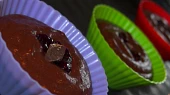 Cupcake z černého piva s brusinkami a čokoládou