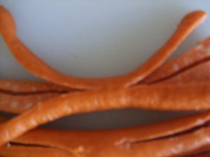 Dušená kapusta na smetaně s nočky a chobotničkami z párků, proříznutí párků