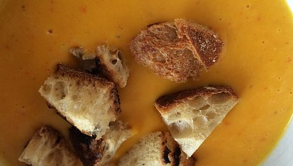 Dýňová polévka s mandlovým mlékem a kari