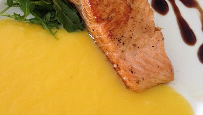 Filet z lososa s mangovo-máslovou omáčkou