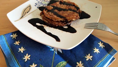 Fitness palačinky, palačinku dozdobíte nejlépe rozpuštěnou hořkou čokoládou s vysokým obsahem kakaa :-)