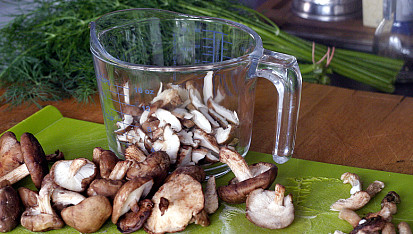Frittata s houbami shiitake a koprem