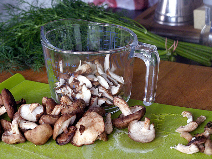 Frittata s houbami shiitake a koprem