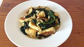 Gnocchi se špenátem a parmazánem, Pokrm před završením parmazánem