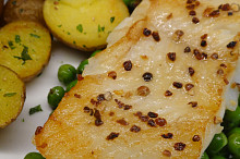 Grilovaný halibut na hrášku