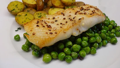 Grilovaný halibut na hrášku