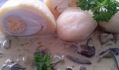 Houbová omáčka s bramborovým knedlíkem  plněným vajíčkem (Houbová omáčka s bramborovým knedlíkem plěným vejcem)