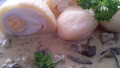 Houbová omáčka s bramborovým knedlíkem  plněným vajíčkem, Houbová omáčka s bramborovým knedlíkem plěným vejcem