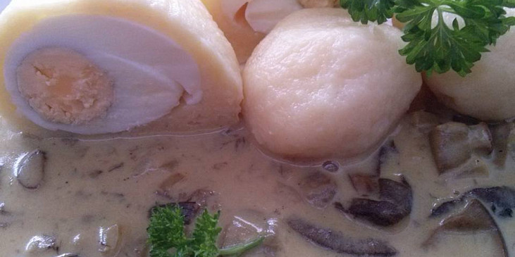 Houbová omáčka s bramborovým knedlíkem plěným vejcem