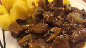 Hovězí po burgundsku  - Boeuf Bourguignonne podle Julii Child, S vařeným bramborem.:) díky za skvělý recept.