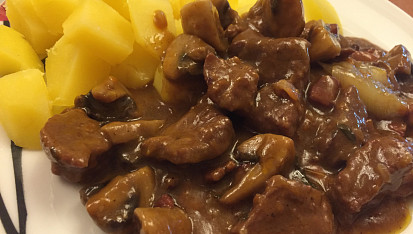 Hovězí po burgundsku  - Boeuf Bourguignonne podle Julii Child, S vařeným bramborem.:) díky za skvělý recept.