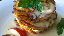 Jablkové lívanečky s jogurtovou omáčkou