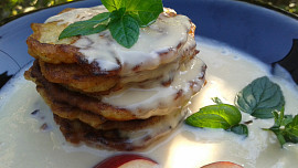 Jablkové lívanečky s jogurtovou omáčkou