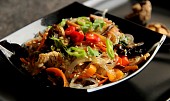 Japchae - korejské  nudle se zeleninou, houbami a krůtím masem