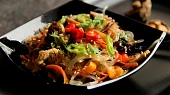 Japchae - korejské  nudle se zeleninou, houbami a krůtím masem