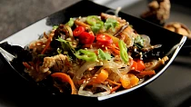Japchae - korejské  nudle se zeleninou, houbami a krůtím masem