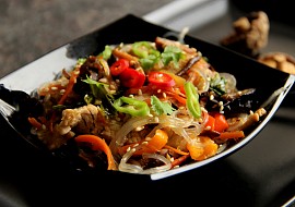 Japchae - korejské  nudle se zeleninou, houbami a krůtím masem