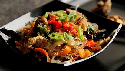 Japchae - korejské  nudle se zeleninou, houbami a krůtím masem