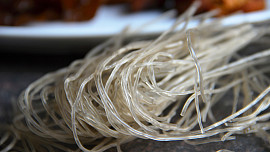 Japchae - korejské  nudle se zeleninou, houbami a krůtím masem