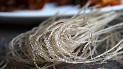Japchae - korejské  nudle se zeleninou, houbami a krůtím masem