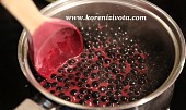 Jogurtové lívance s borůvkovou omáčkou (příprava borůvkové omáčky)