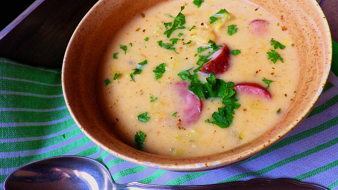 Kapustová polévka se smetanou, bramborem a klobásou