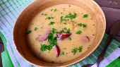Kapustová polévka se smetanou, bramborem a klobásou
