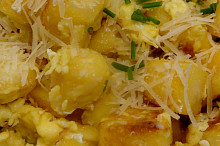 Knedlík s vejci a parmezánem