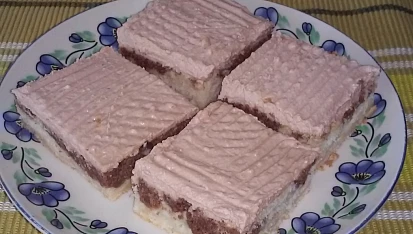 Koláč se strouhanými jablky a čokoládovou polevou, buchta udělaná mramorová  a na povrchu jen zakysaná smetana s 1 tyčinkou ledových kaštanů