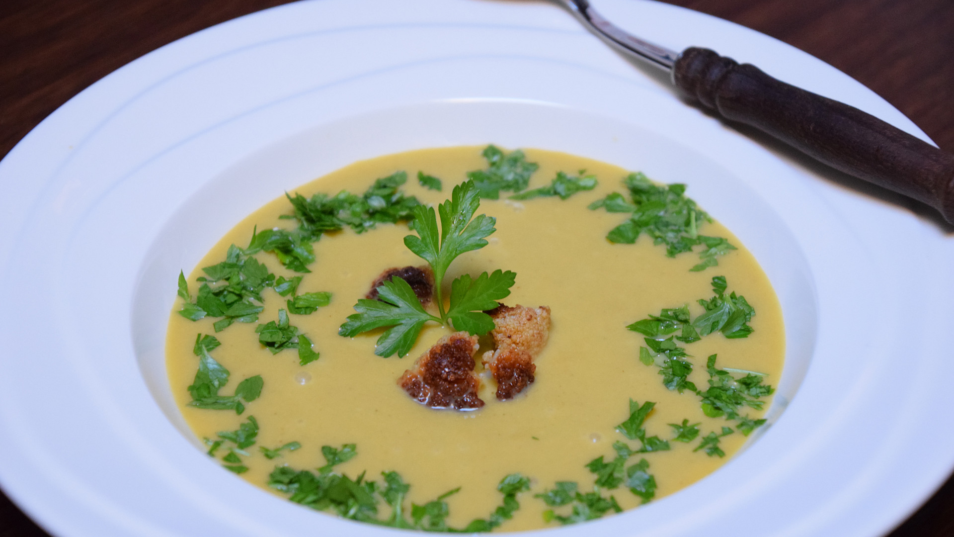 Krémová polévka z pečeného květáku, pórku a mrkve