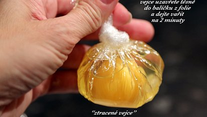 Kulajda s houbami a ztraceným vejcem (trošku jinak), vejce rozklepněte do mističky/šálku do potravinářské folie a utáhněte do balíčku